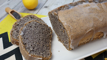 Bílkový chlebíček s mákem a citronovou polevou