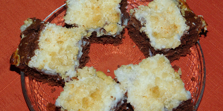 Kokosový koláč s pudinkem a drobenkou