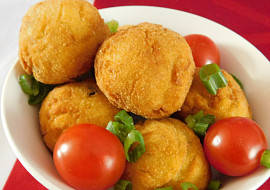 Krokety z bramborové kaše se smaženou cibulí a sýrem