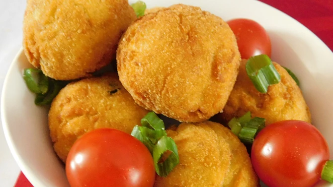 Krokety z bramborové kaše se smaženou cibulí a sýrem