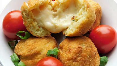 Krokety z bramborové kaše se smaženou cibulí a sýrem