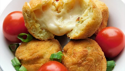 Krokety z bramborové kaše se smaženou cibulí a sýrem