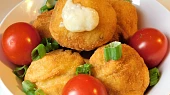 Krokety z bramborové kaše se smaženou cibulí a sýrem