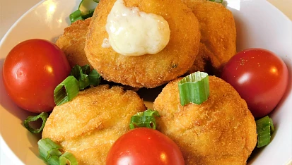 Krokety z bramborové kaše se smaženou cibulí a sýrem
