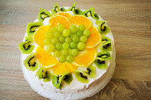 Dia verze s meruňkami uvnitř, kiwi, pomerančem a hrozny nahoře. 