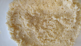 Jahelník se sušenými švestkami a ořechy