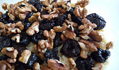 Jahelník se sušenými švestkami a ořechy