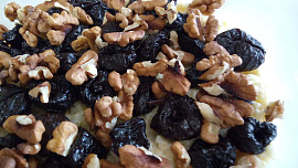 Jahelník se sušenými švestkami a ořechy