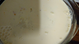 Jahelník se sušenými švestkami a ořechy