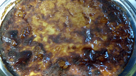 Jahelník se sušenými švestkami a ořechy