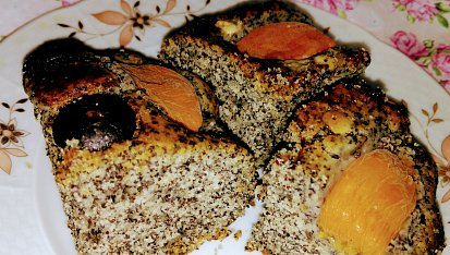 Luxusní a rychlý makovník, Na makovec jsem přidala čtvrtky meruněk a čokoládové pecičky z holandské čokolády