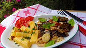 Opečená polenta se směsí lesních hub, slaniny a  zeleniny