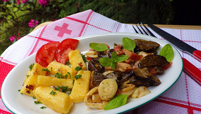 Opečená polenta se směsí lesních hub, slaniny a  zeleniny