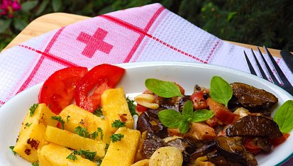 Opečená polenta se směsí lesních hub, slaniny a  zeleniny