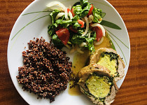Vepřová roláda s medvědím česnekem, vejci, quinou a salátkem