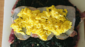 Vepřová roláda s medvědím česnekem, vejci, quinou a salátkem