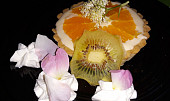 Ovocné a čokoládové mini koláčky (Vanilkový dortík zdobený bezem, šípkovou růží, plátkem pomeranče a doma sušeným kiwi.:))