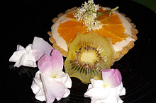 Vanilkový dortík zdobený bezem, šípkovou růží, plátkem pomeranče a doma sušeným kiwi.:)