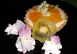 Ovocné a čokoládové mini koláčky (Vanilkový dortík zdobený bezem, šípkovou růží, plátkem pomeranče a doma sušeným kiwi.:))