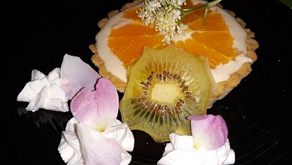 Ovocné a čokoládové mini koláčky, Vanilkový dortík zdobený bezem, šípkovou růží, plátkem pomeranče a doma sušeným kiwi.:)