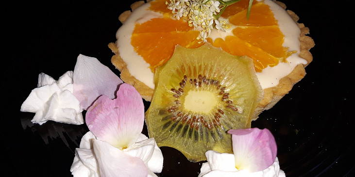 Vanilkový dortík zdobený bezem, šípkovou růží, plátkem pomeranče a doma sušeným kiwi.:)