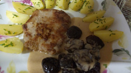 Vepřová kýta se sušenými švestkami