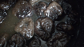 Vepřová kýta se sušenými švestkami