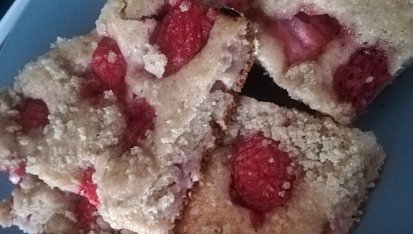 Celozrnný vláčný dvoubarevný koláč s ovocem a drobenkou