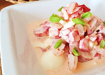 Rajčatový salát s majolkou/jogurtem a krevetami