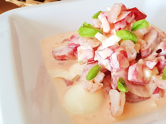 Rajčatový salát s majolkou/jogurtem a krevetami