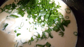 Medailonky na smetaně s cibulovou natí