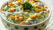 Okurkový salát s jogurtem a kukuřicí