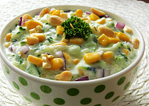 Okurkový salát s jogurtem a kukuřicí