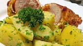 Plněná kuřecí rolka v bylinkovém těstíčku