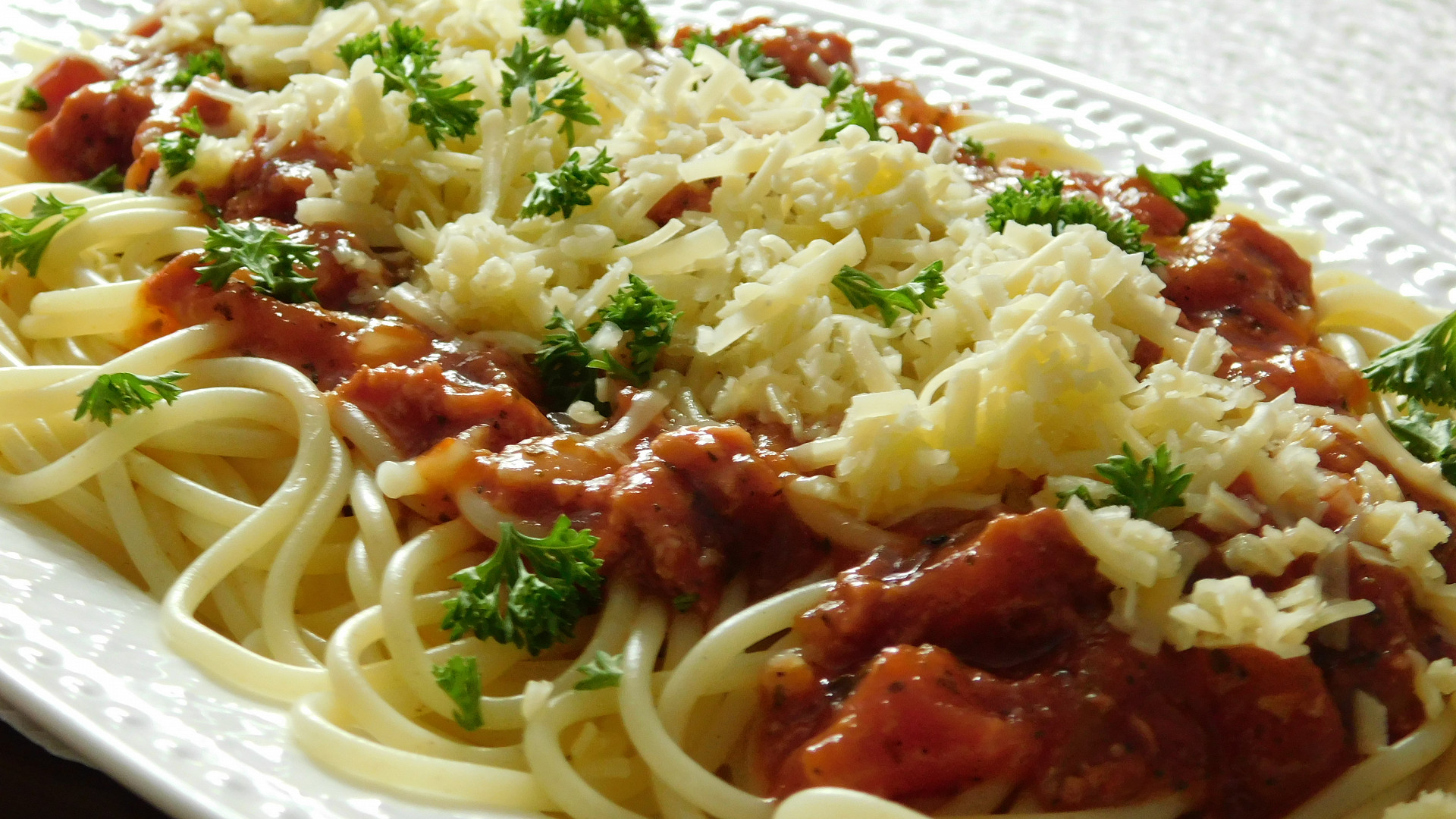 Špagety s omáčkou z vepřové konzervy