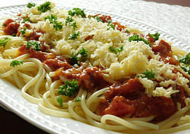 Špagety s omáčkou z vepřové konzervy