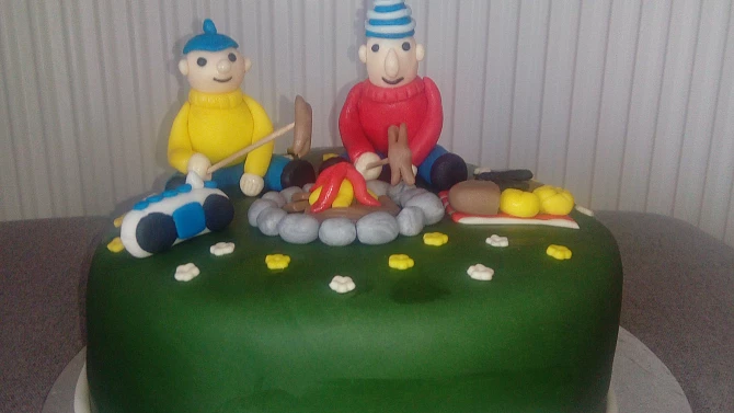 Dort Pat a Mat opékají špekáčky