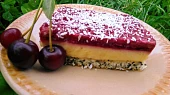 Makovo-kokosové řezy s višněmi a vanilkovým krémem