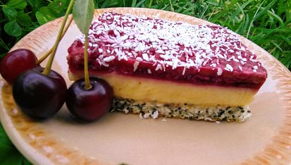 Makovo-kokosové řezy s višněmi a vanilkovým krémem