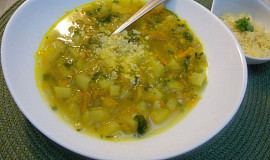 Polévka se zeleninou a sýrem