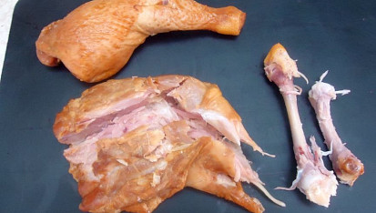 Křenová omáčka s uzeným kuřecím stehnem