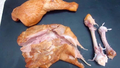 Křenová omáčka s uzeným kuřecím stehnem