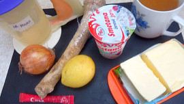 Křenová omáčka s uzeným kuřecím stehnem