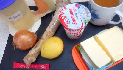 Křenová omáčka s uzeným kuřecím stehnem