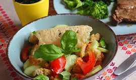 Zeleninový salát s chlebovými krutónky a parmazánovým chipsem
