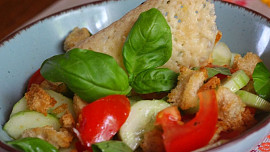 Zeleninový salát s chlebovými krutónky a parmazánovým chipsem