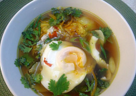 Asijská polévka s pak choi a pošírovaným vejcem