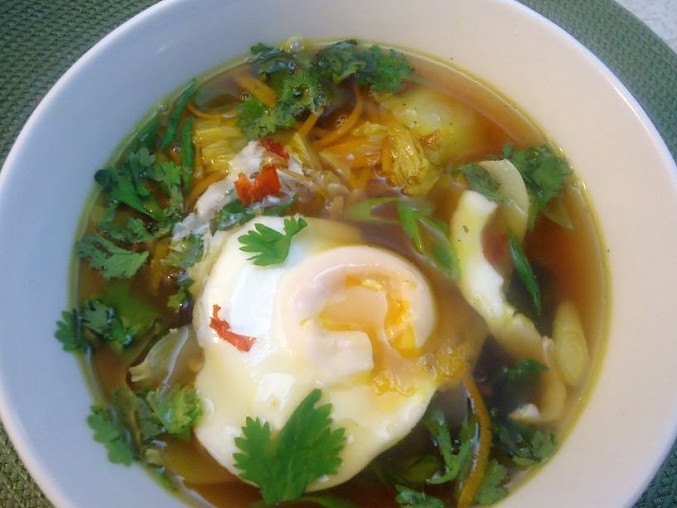 Asijská polévka s pak choi a pošírovaným vejcem