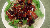 Kuřecí teriyaki v hnízdě smažených nudlí