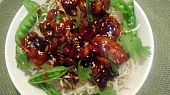 Kuřecí teriyaki v hnízdě smažených nudlí